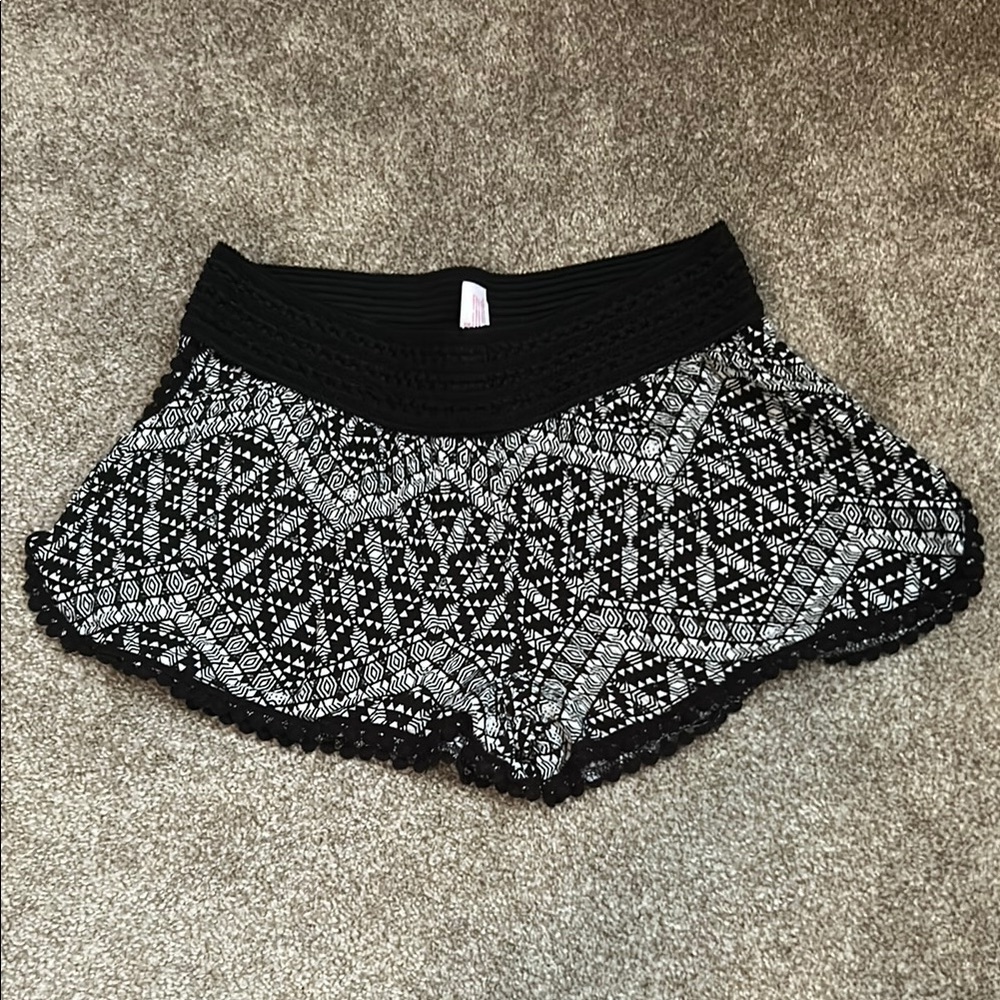 No Boundaries Black and White Patterned Juniors Pull-on Shorts
